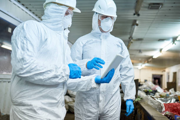 lavoratori del moderno impianto di riciclaggio - radiation protection suit clean suit toxic waste biochemical warfare foto e immagini stock