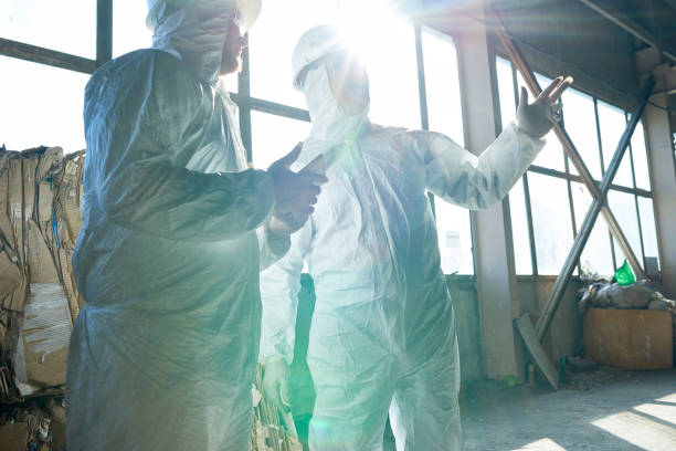 lavoratori alla luce del sole presso il moderno impianto di trattamento dei rifiuti - radiation protection suit clean suit toxic waste biochemical warfare foto e immagini stock