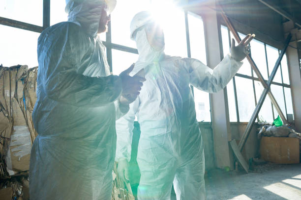 trabalhadores da luz solar no modern planta de processamento de resíduos - radiation protection suit clean suit toxic waste biochemical warfare - fotografias e filmes do acervo