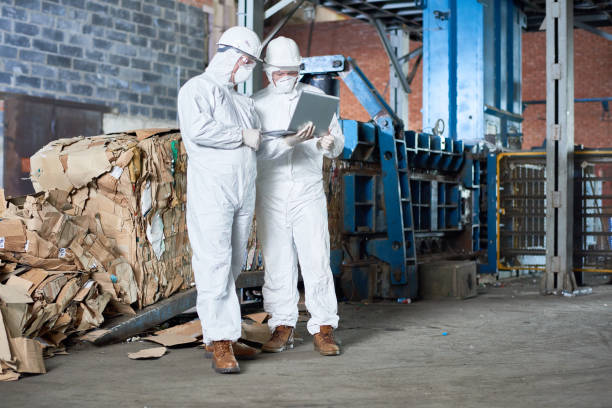 lavoratori in tute hazmat presso modern recycling factory - radiation protection suit clean suit toxic waste biochemical warfare foto e immagini stock