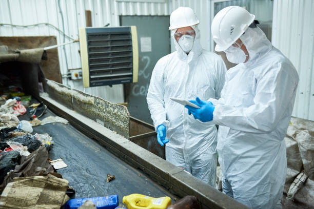 moderno impianto di riciclaggio - radiation protection suit clean suit toxic waste biochemical warfare foto e immagini stock
