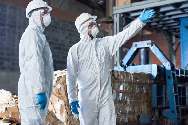 lavoratori in tute hazmat presso modern factory - radiation protection suit clean suit toxic waste biochemical warfare foto e immagini stock