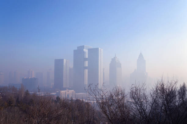 городской пейзаж зимы урумчи в смоге - peoples park стоковые фото и изображения