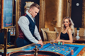 ein-mann-und-eine-frau-spielen-roulette.jpg?b=1&s=170x170&k=20&c=CaCUuJ54R69FGXfNkZXmSZmCH6RQ1mufNRWoKTm9jjg=