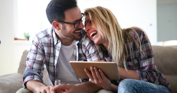 istock Couple shopping online using tablet 886650684