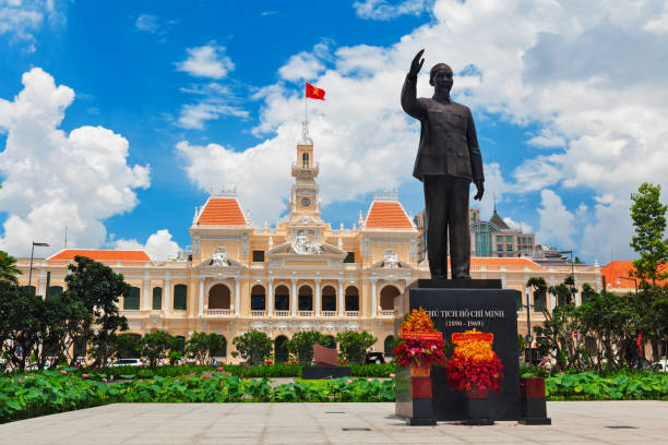 statue de ho chi minh en face de l’hôtel de ville, vietnam - vietnam travel destinations ho chi minh city ho chi minh photos et images de collection