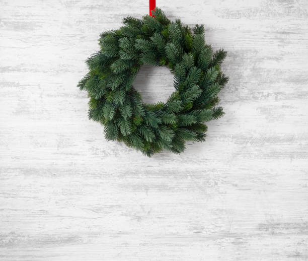 나무 배경에 매달려 크리스마스 화 환 - wreath christmas red bow 뉴스 사진 이미지