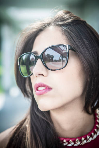 istock Fashion girl 886657032