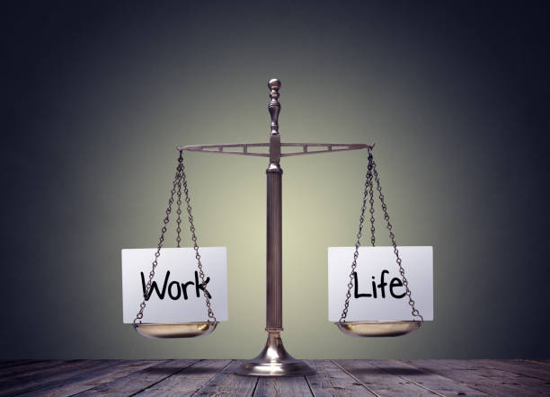 work-life-balance-waage - ausgewogenheit stock-fotos und bilder