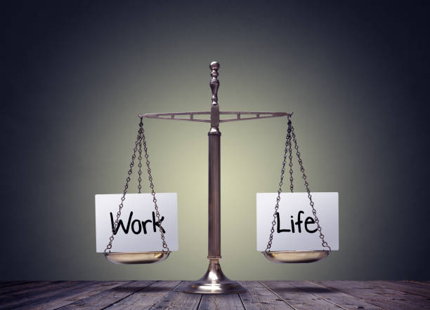 scale di equilibrio tra vita professionale e vita privata - work life balance foto e immagini stock