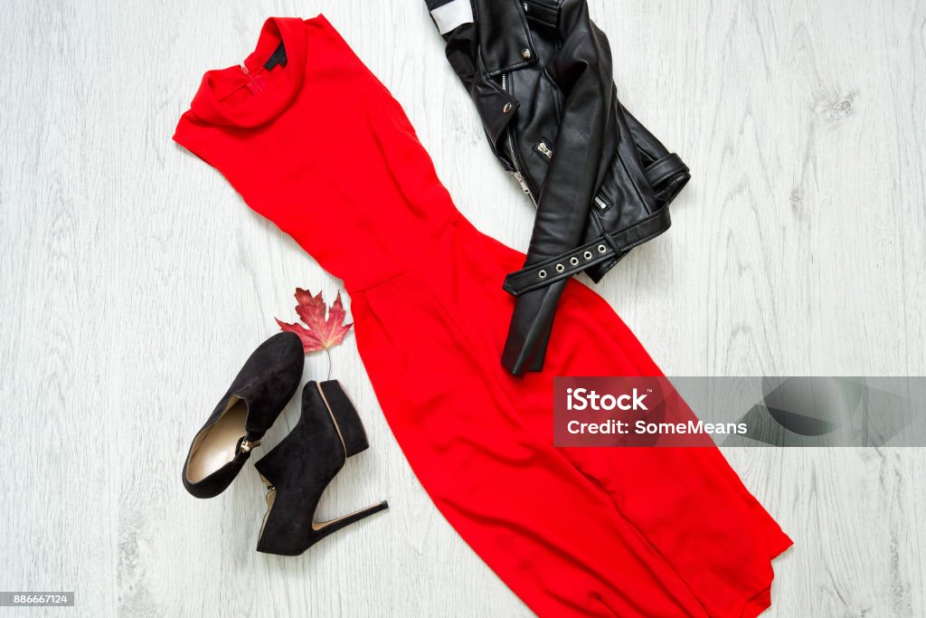 Vestido Rojo Con Zapatos Negros Y Chaqueta De Cuero Concepto De Moda Foto  de stock y más banco de imágenes de Rojo - iStock