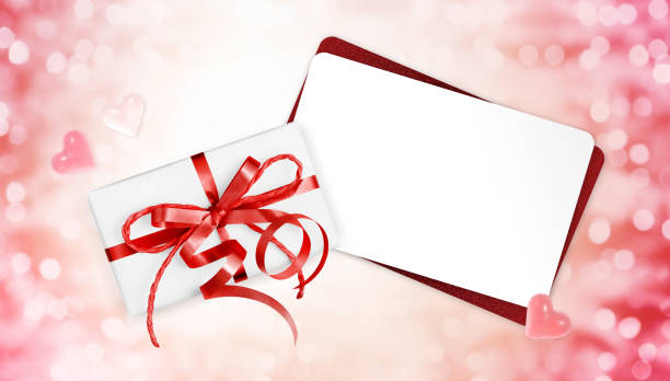 geschenkkarten mit roter schleife isoliert auf weihnachten lichter hintergrund - label price tag price blank stock-fotos und bilder