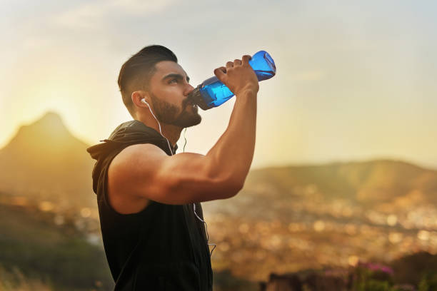 isso deu certo fez-me sede - drinking men water bottle - fotografias e filmes do acervo