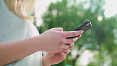 eine-dame-mit-einem-mobiltelefon-im-freien.jpg?b=1&s=170x170&k=20&c=q9NWKCmyPR93SFPifMZkxKC7g3lOPygC56ThIgz0cgI=