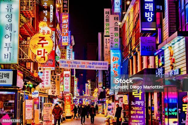 Fotografii de stoc cu Străzi Cu Semn De Neon Lumino - Descarcă imaginea acum - Seul, Coreea De Sud, Coreea