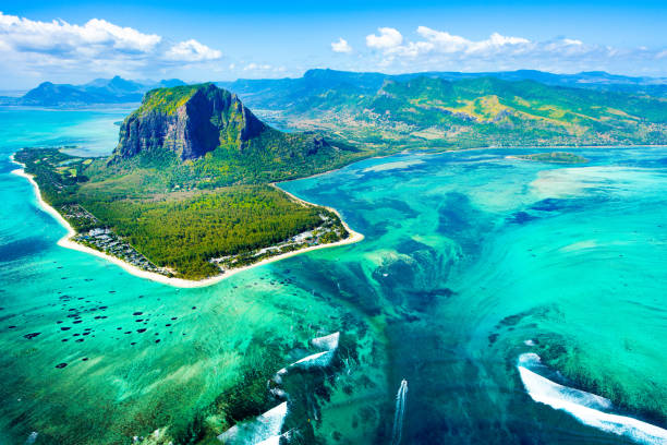 istock Aerial view of Mauritius island reef 886697064