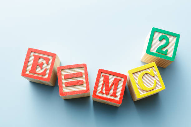 игрушки: алфавит блоки - e'mc2 натухая жизнь - e=mc2 стоковые фото и изображения