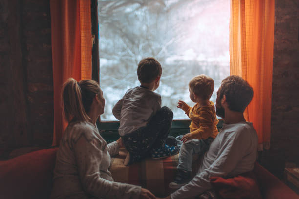 pierwszy śnieg - young family family portrait child zdjęcia i obrazy z banku zdjęć