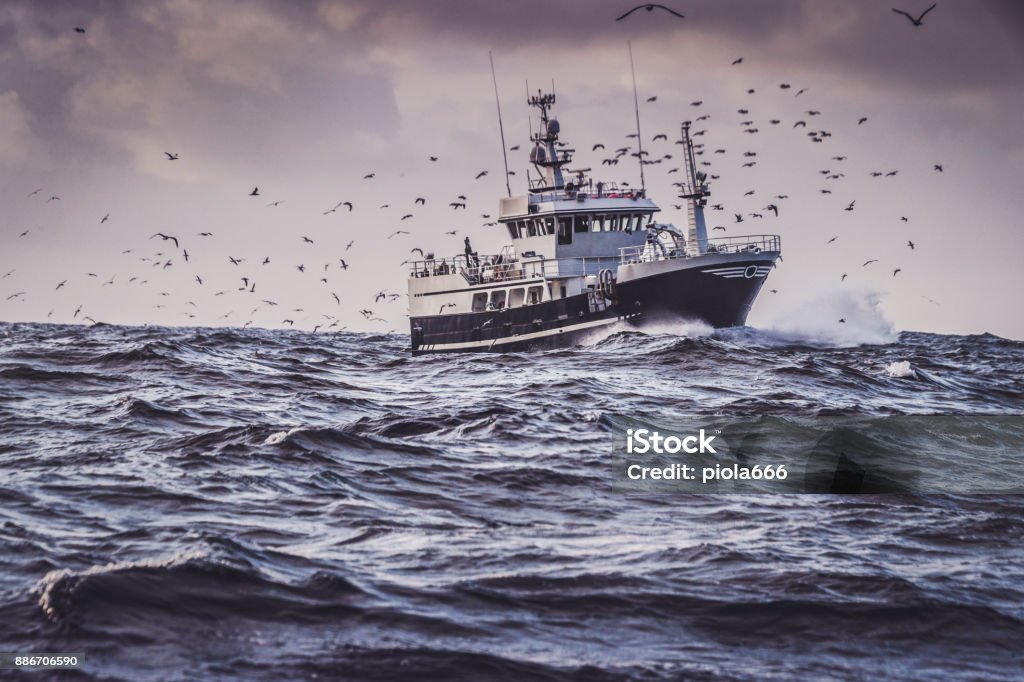 Bateau de pêche en mer agitée de Nord - Photo de Chalutier libre de droits