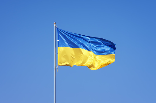 Bandera ucraniana en fondo de cielo azul photo