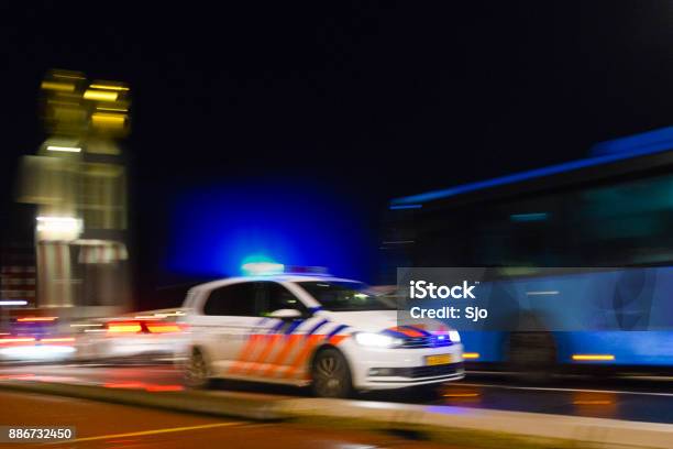 Niederländische Policecar Hetzen Um Den Unfallort Stockfoto und mehr Bilder von Polizei - Polizei, Niederlande, Holländische Kultur