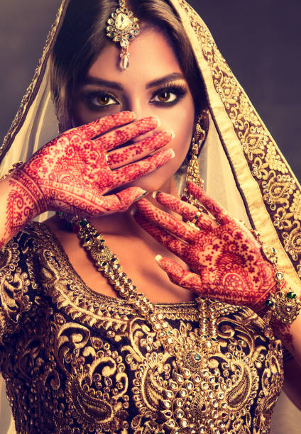 porträt von schöne indische mädchen, gekleidet in einem traditionellen nationalen anzug mit mehndi tattoo ist auf ihren händen gemalt. - veil human face women fashion model stock-fotos und bilder