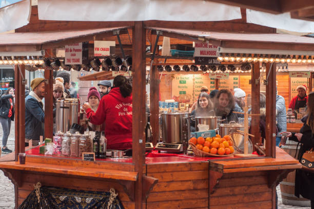 frau mit glühwein auf dem weihnachtsmarkt - mühlhausen stock-fotos und bilder