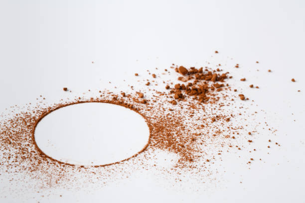 istock Circle of cocoa powder on white table 886766730