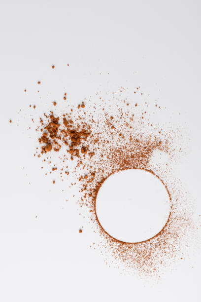 istock Circle of cocoa powder on white table 886775804