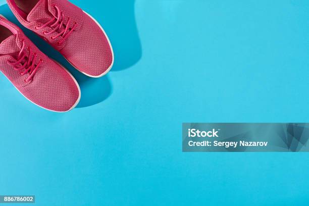 Neue Rosa Turnschuhe Auf Blauem Hintergrund Mit Textfreiraum Sportkonzept Stockfoto und mehr Bilder von Schuhwerk