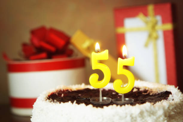 50 5 년 생일입니다. 타는 양 초와 선물 케이크 - birthday number 50 50 55 years cake 뉴스 사진 이미지