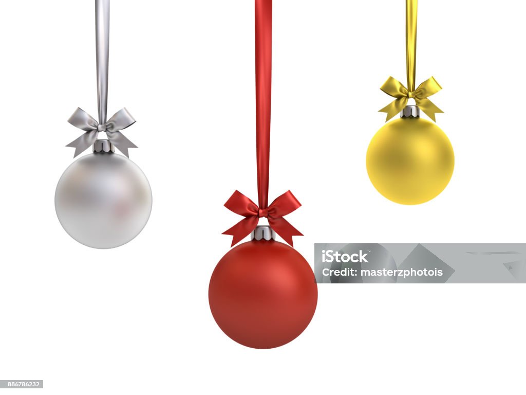 Bolas de Navidad colgando con cinta y arco aislado sobre fondo blanco para la decoración de Navidad - Foto de stock de Adorno de navidad libre de derechos