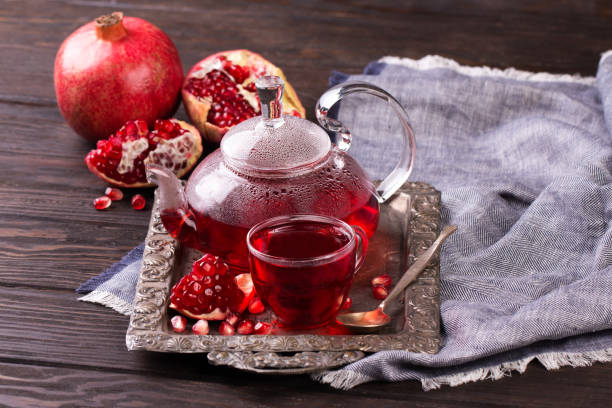 ティーポットとカップの果実ザクロ茶 - armenian ethnicity ストックフォトと画像