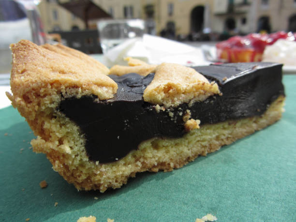 pedazo de pastel de chocolate en servilleta de papel verde. pastel típico de lucca - italia conocida como torta coi becch - dessert buffet italian culture food fotografías e imágenes de stock