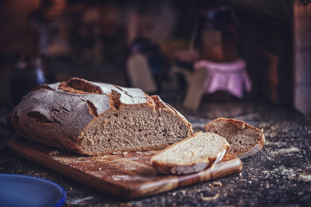 cięcie świeżego domowego brązowego chleba - brown bread bread home interior food zdjęcia i obrazy z banku zdjęć
