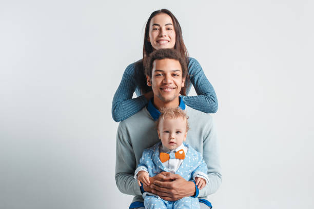 eine glückliche familie - mother family baby isolated stock-fotos und bilder