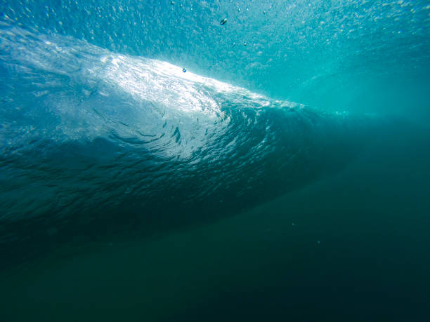 wave underwater - el cotillo imagens e fotografias de stock