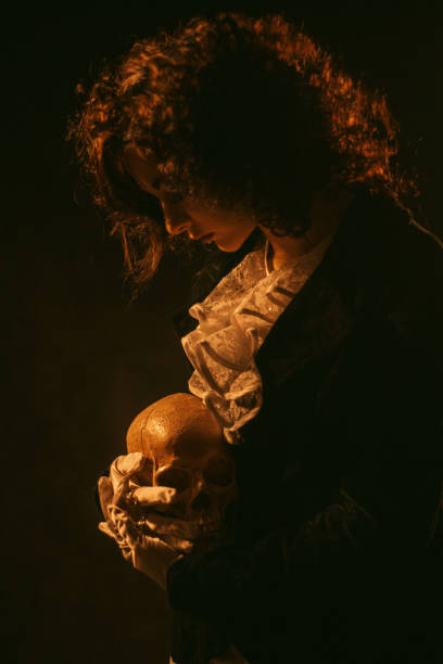 yorick elevado - skull holding spooky horror fotografías e imágenes de stock