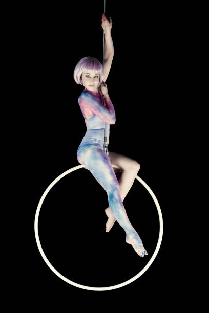 desempeño de la bailarina aérea con anillo - acróbata circo fotografías e imágenes de stock