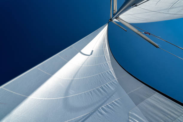 navega por el viento - sailboat fotografías e imágenes de stock