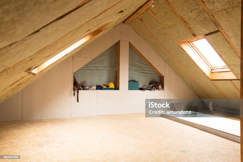 Haus Dachboden unter Bau Mansarde Wandisolierung mit Steinwolle - Lizenzfrei Dachgeschoß Stock-Foto