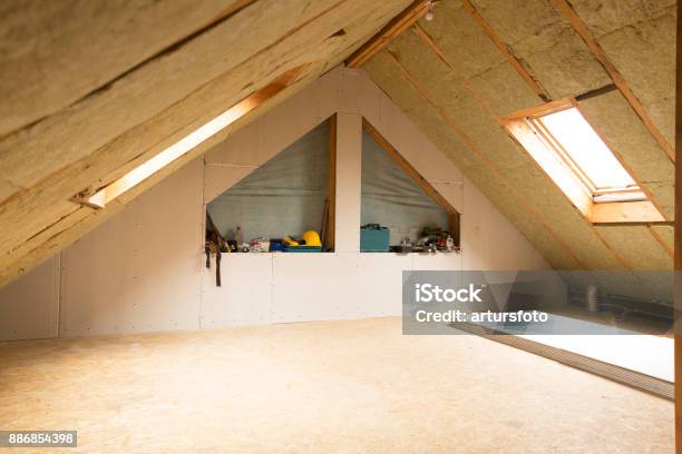 Haus Dachboden Unter Bau Mansarde Wandisolierung Mit Steinwolle Stockfoto und mehr Bilder von Dachgeschoß