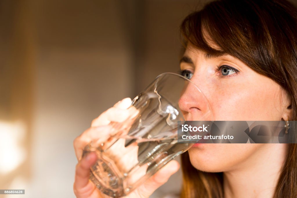 Vrouwelijke drinken van een glas water. Health care concept foto, lifestyle, close-up - Royalty-free Alleen volwassenen Stockfoto