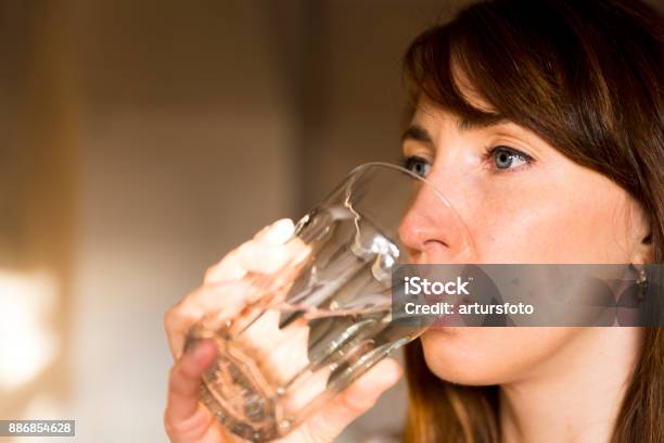 Vrouwelijke Drinken Van Een Glas Water Health Care Concept Foto Lifestyle Closeup Stockfoto en meer beelden van Alleen volwassenen