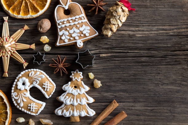 istock Christmas background with decorated gingerbread cookies and copy space 886884218