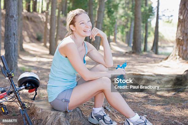 Moto Rider Relaxante Em Zonas Remotas - Fotografias de stock e mais imagens de 25-29 Anos - 25-29 Anos, Adulto, Andar de Bicicleta de Montanha