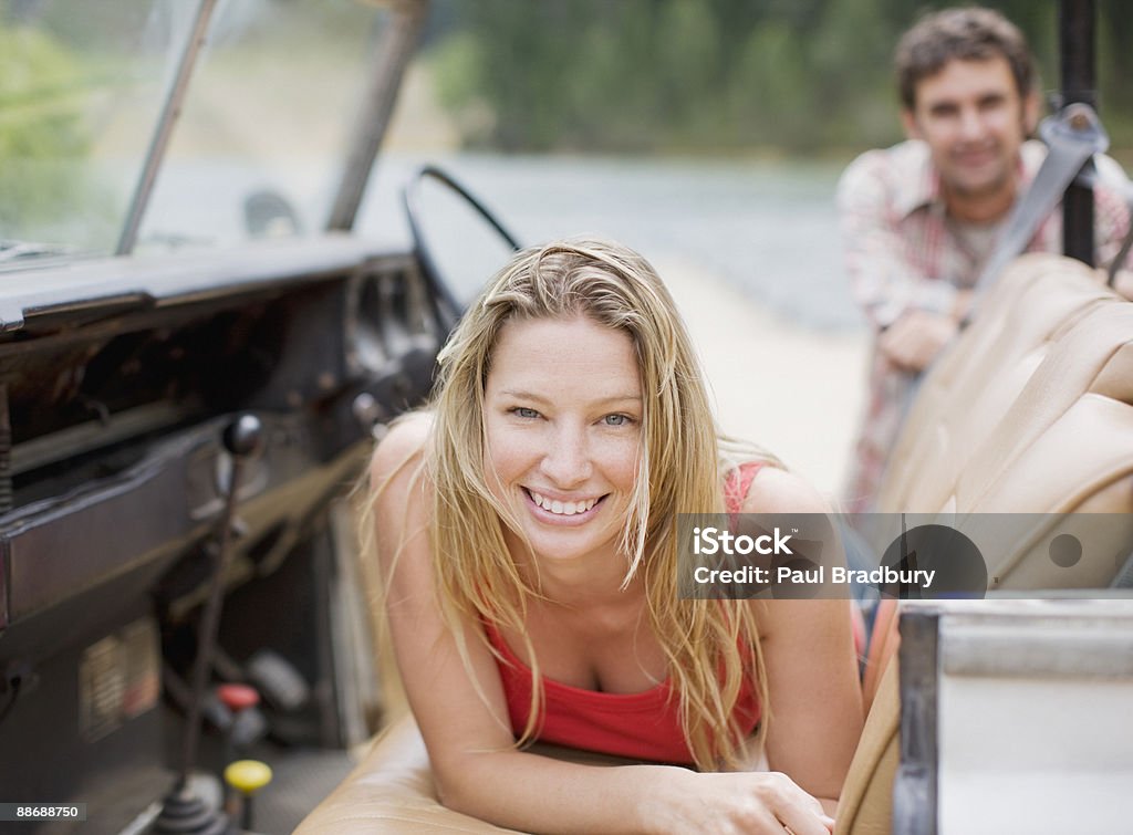 Mujer sentada en jeep - Foto de stock de 30-34 años libre de derechos