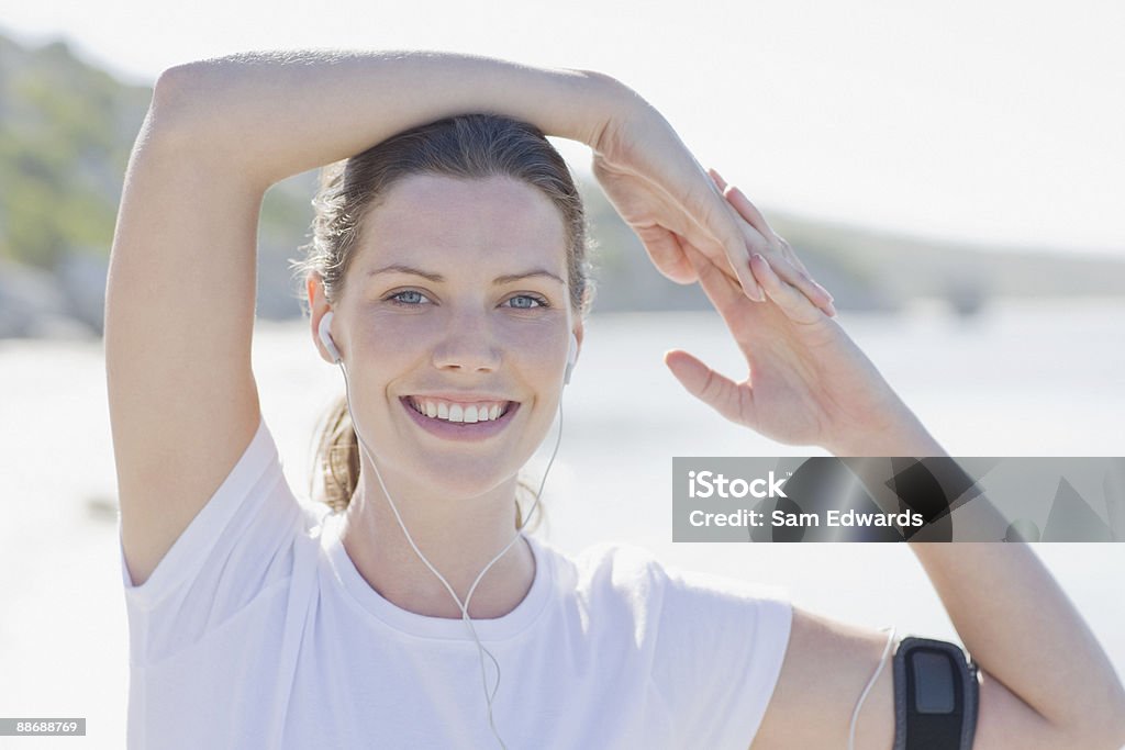 여자 runner 들을 수 있는 mp3 플레이어 - 로열티 프리 20-24세 스톡 사진
