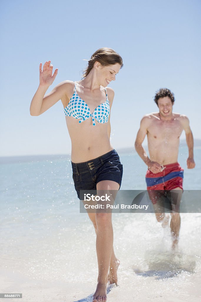 Mann verfolgen Freundinnen am Strand - Lizenzfrei 20-24 Jahre Stock-Foto