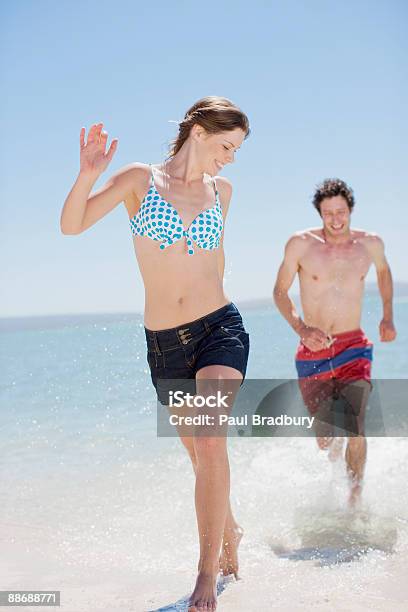 Foto de Homem Tentando Namorada Na Praia e mais fotos de stock de 20-24 Anos - 20-24 Anos, 30 Anos, 30-34 Anos